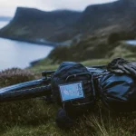 Bikepacking North Coast 500 : vélo chargé près d’un loch écossais, sacoches étanches