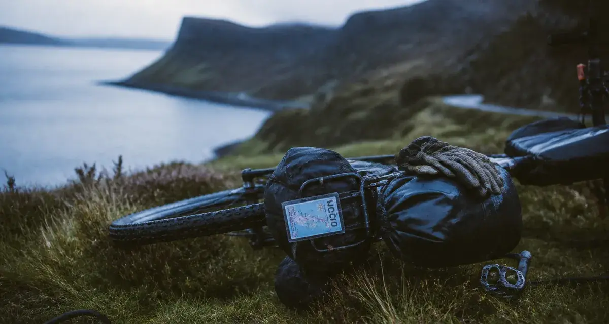 Bikepacking North Coast 500 : vélo chargé près d’un loch écossais, sacoches étanches