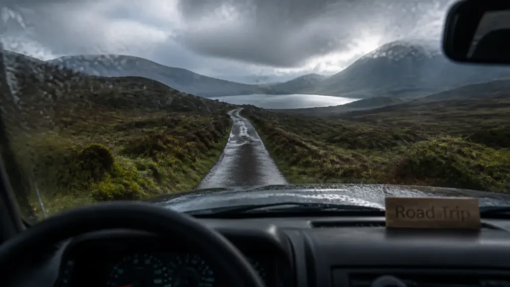 Écosse avril : route calme vers les Highlands, route humide