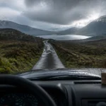 Écosse avril : route calme vers les Highlands, route humide