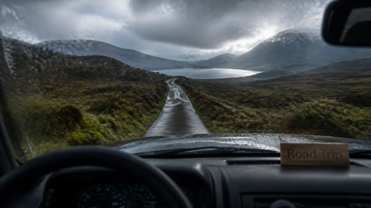 Écosse avril : route calme vers les Highlands, route humide