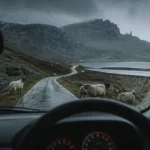 Ile de Skye : voiture sur route humide près de Trotternish, brume et falaises