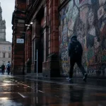 Que faire à Glasgow : trottoir mouillé, street art et George Square, façade de musée