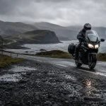 Road trip moto Écosse : moto sur la North Coast 500, pluie et Highlands brumeux
