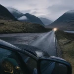 Voyage en ecosses : voiture sur route sinueuse en Écosse, passing place et brume des Highlands