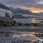 Camping car ecosse sauvage : NO OVERNIGHT PARKING près d’un loch brumeux