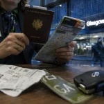 Comment aller en ecosse : passeport et carte sur table en aéroport