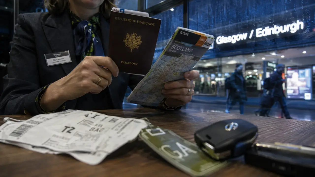 Comment aller en ecosse : passeport et carte sur table en aéroport