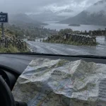 Conduite en ecosse : voiture à gauche, route humide et panneau DRIVE LEFT