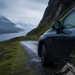 Écosse en été : voiture et route humide sous pluie fine dans les Highlands