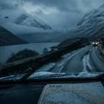 Écosse février : route enneigée vers Skye, loch brumeux et montagnes
