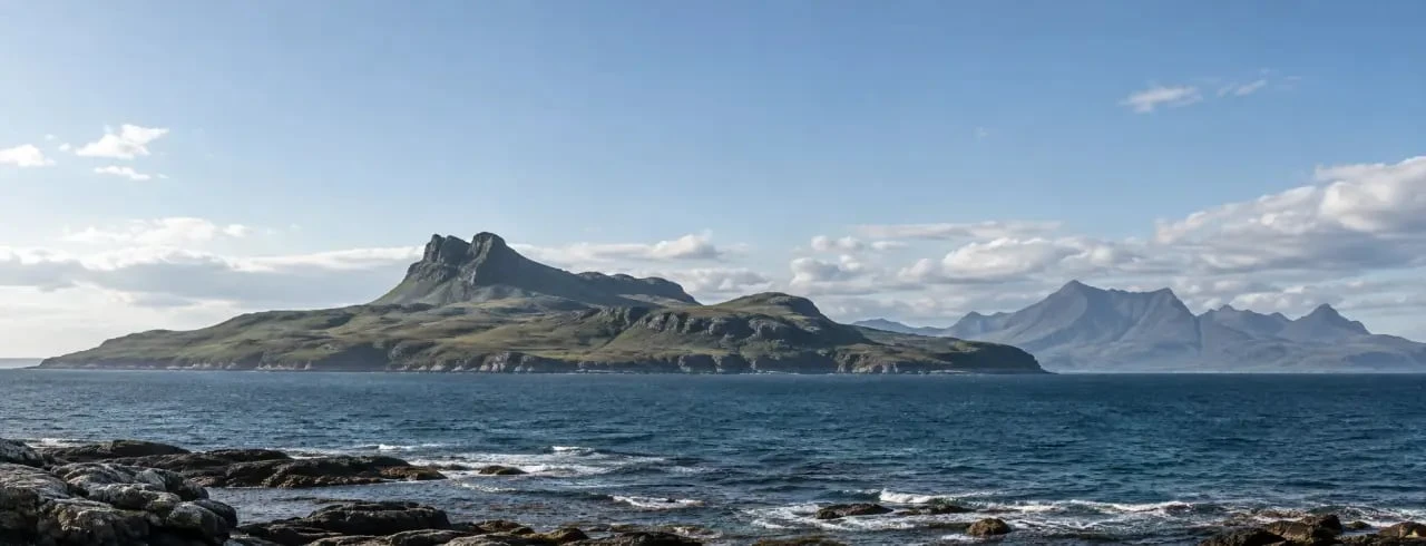 Île Eigg Écosse carte : vue panoramique d’An Sgùrr et des paysages de l’île