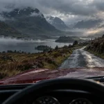 Itineraire road trip ecosse 7 jours : voiture sur route mouillée en Highlands, près de Glencoe