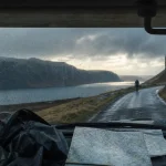 Meteo ecosse avril : route humide en voiture, loch et falaises, ciel changeant