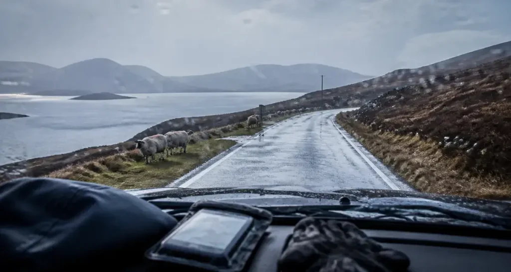 meteo ecosse mars : route des Highlands sous la pluie