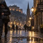 meteo edimbourg decembre : voyageur sous la pluie, ruelle humide d’Édimbourg