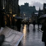 Quand aller à Édimbourg : Royal Mile sous la pluie, parapluies et château au loin