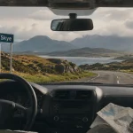 Road trip ecosse 15 jours : route vers Skye et Highlands, loch brumeux depuis la voiture