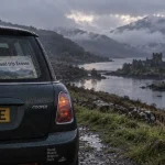 Road trip ecosse 3 semaines : voiture sur route des Highlands, loch brumeux et château en ruines