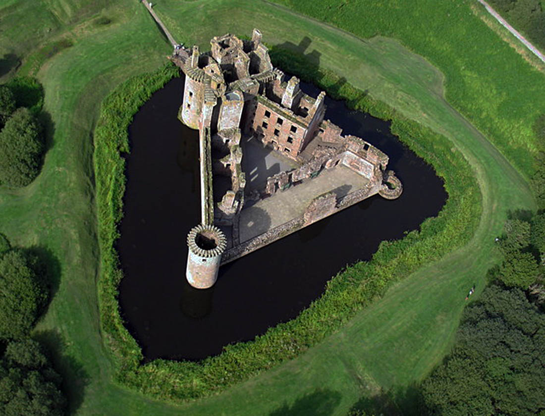 Le château triangulaire de Caerlaverock entouré de ses douves