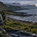 Camping north coast 500 : tente près du loch, vue brumeuse