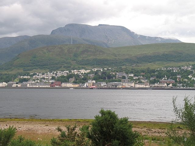 Fort William et le Ben Nevis vus depuis Ardgour, sur le Loch Linnhe.