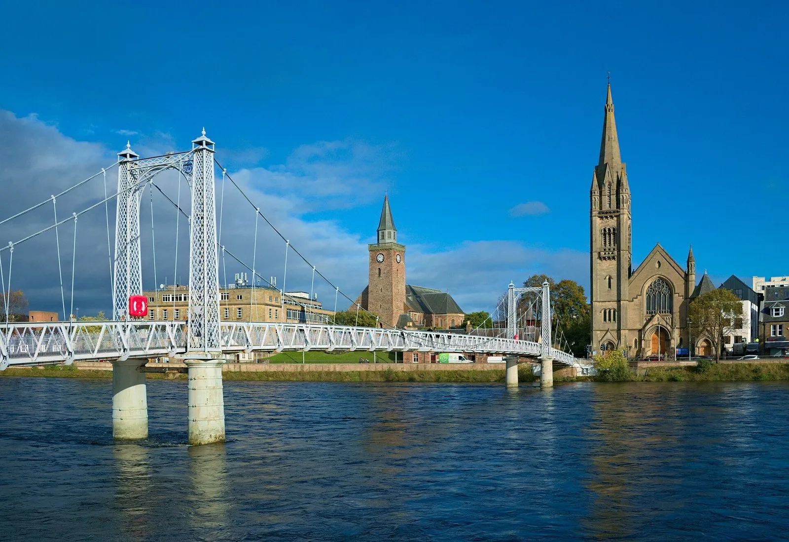 Le pont piéton Greig Street traverse la Ness à Inverness.
