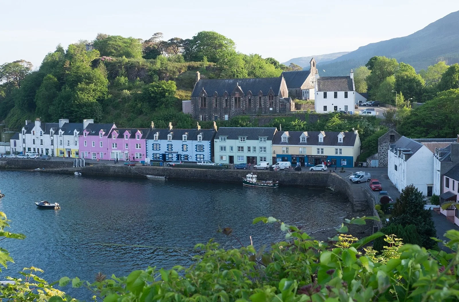 Les maisons du front de port de Portree, sur l’île de Skye.