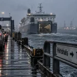 Ferry écosse îles féroé via Hirtshals, quai nordique et voiture embarquant