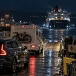 Ferry écosse irlande : voiture au quai, approche du navire Belfast-Larne