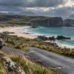 North coast 500 beaches : route étroite et plage turquoise