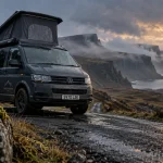 north coast 500 camper : van garé sur route sinueuse en Écosse, panneau North Coast 500