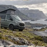 North coast 500 campervan garé près d’un loch, vue sur les falaises