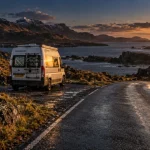 North Coast 500 en camping car : van face à un loch, route côtière des Highlands
