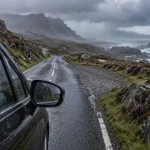 North Coast 500 itinerary 7 days : voiture de location sur route écossaise, brume