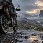 North coast 500 moto : moto enduro sur route humide près d’un passing place