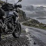 North coast 500 motorcycle sur route humide écossaise, virage et falaises