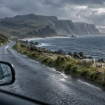North coast 500 road : route étroite des Highlands, loch et pluie