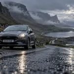 North Coast 500 road Scotland : voiture sur single track en Highlands, pluie