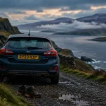 North coast 500 road trip : voiture sur route côtière des Highlands, bruine et loch