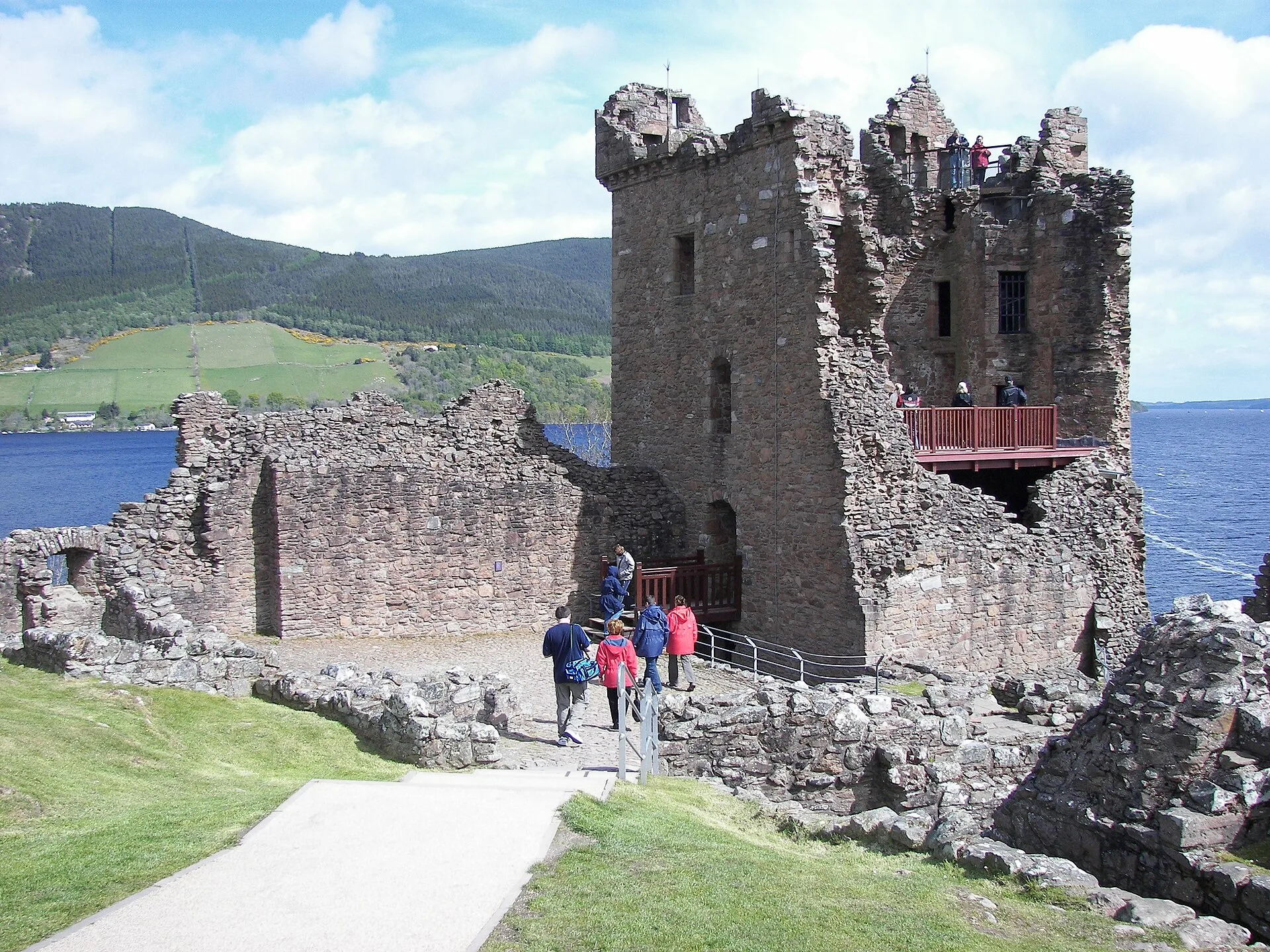 La tour du château d’Urquhart sur le loch Ness
